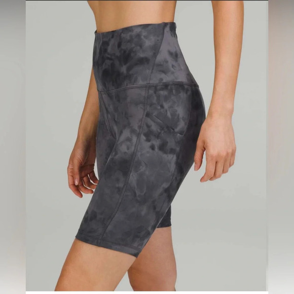 Lululemon Align High-Rise Short with Pockets 8"
Diamond Dye Pitch Grey - Picture 2 of 7